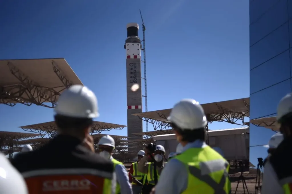 Ministros de Energía y Ciencia destacan la importancia de la innovación en la reactivación económica durante visita a Cerro Dominador