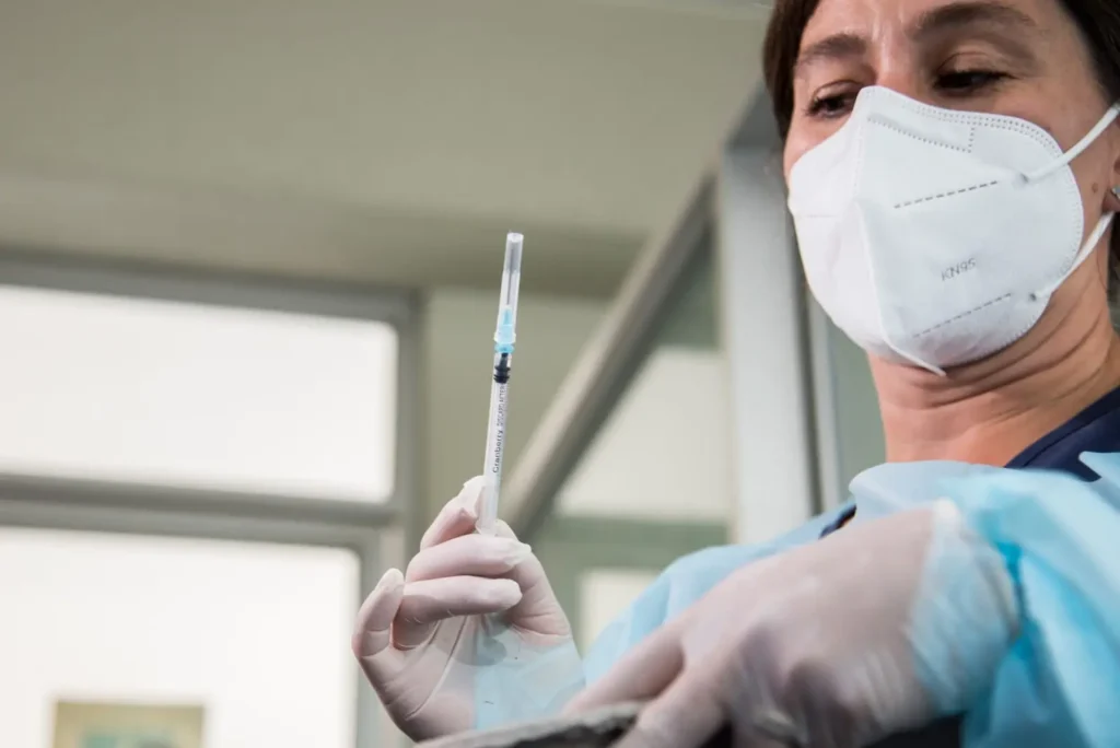 1.500 voluntarios participarán del ensayo clínico de Oxford/AstraZeneca en Chile