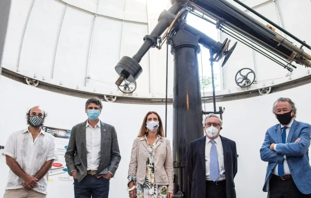 Ministros de Ciencia y Medio Ambiente lanzan experimento de ciencia ciudadana para medir la contaminación lumínica en Chile
