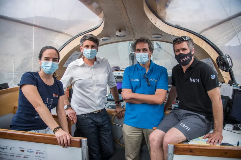 Ministro Couve visita el velero científico Tara en la última escala de la expedición en Chile