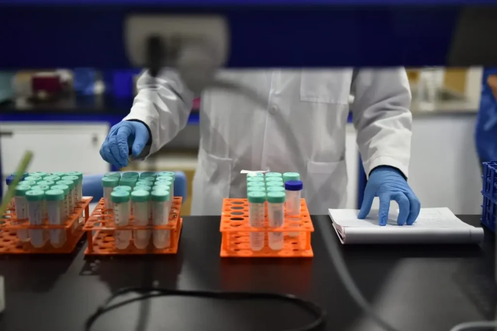 Ministro de Ciencia visita laboratorio de la Universidad de Atacama que apoyará el seguimiento de variantes del Coronavirus