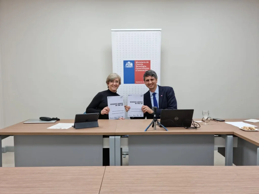MinCiencia y embajada del Reino Unido presentan informe que pone en valor la vinculación ciencia y política pública