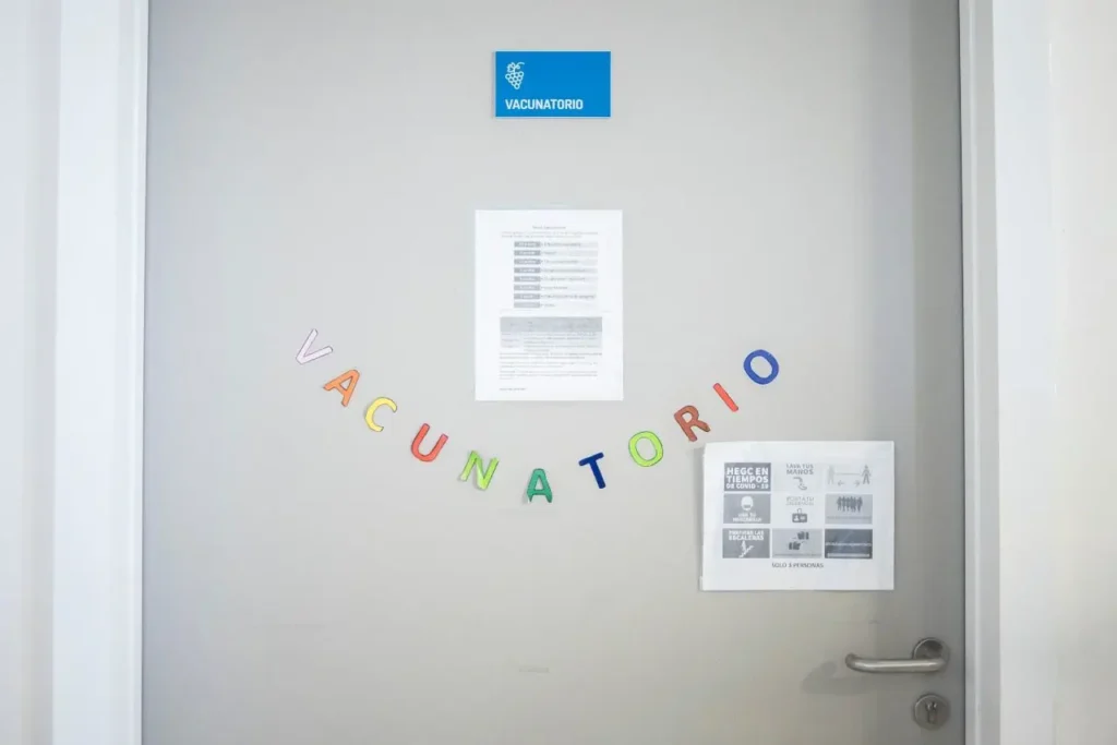 ISP aprueba ampliación del rango etario para administrar la vacuna Coronavac en menores desde los 6 años de edad