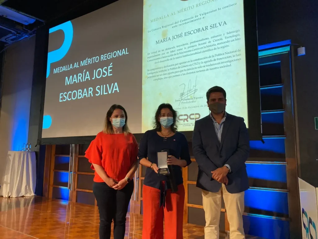 Seremi de Ciencia de la Macrozona Centro recibe medalla al mérito regional 2021