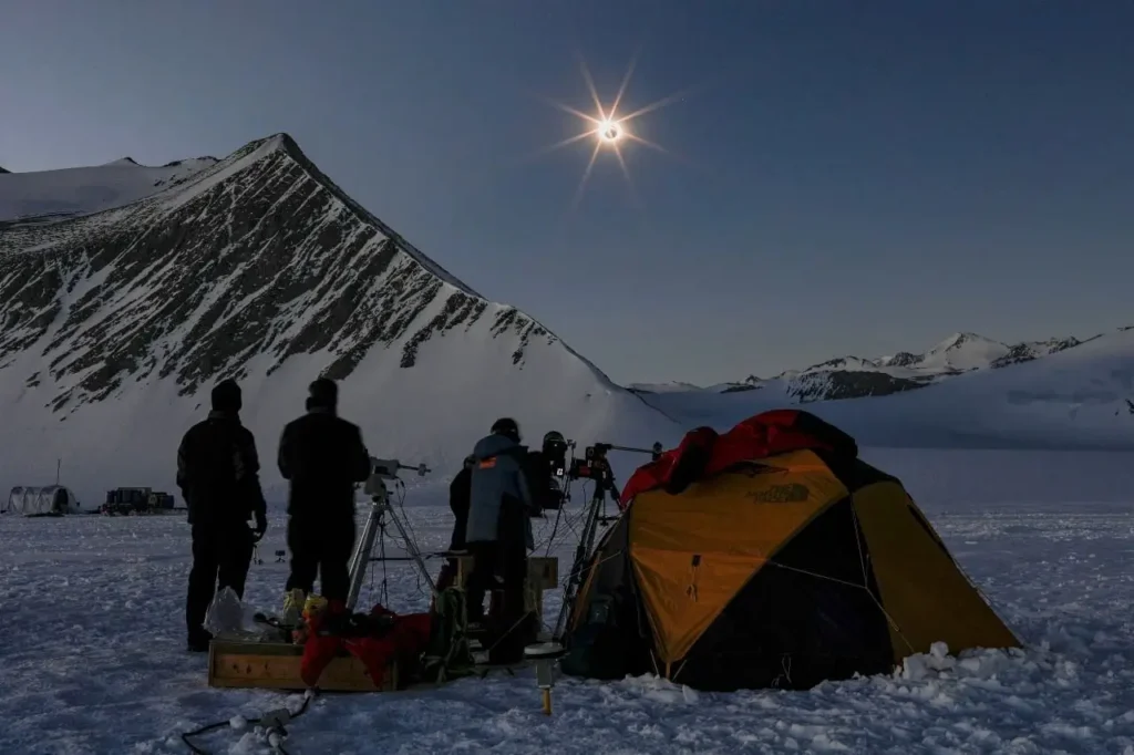 Investigadores del Programa Nacional de Ciencia Antártica se preparan para observar el eclipse solar total en el glaciar Unión