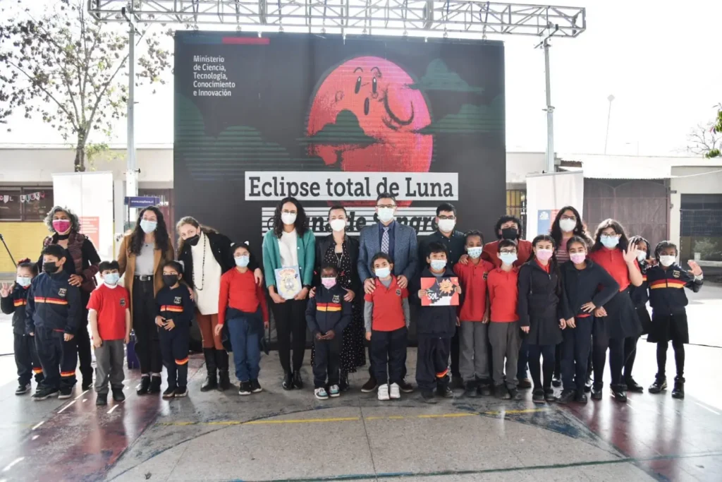 Eclipse total de Luna o Luna de Sangre Ministro de Ciencia Flavio Salazar invitó a la ciudadanía a disfrutar de este espectáculo natural y recalcó la importancia de acercar la ciencia a las personas
