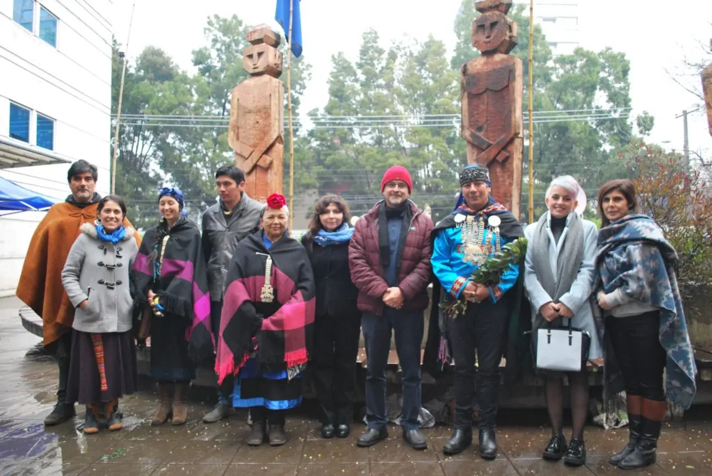 Visita del ministro Salazar a la Araucanía concluye con ceremonia mapuche en la UFRO