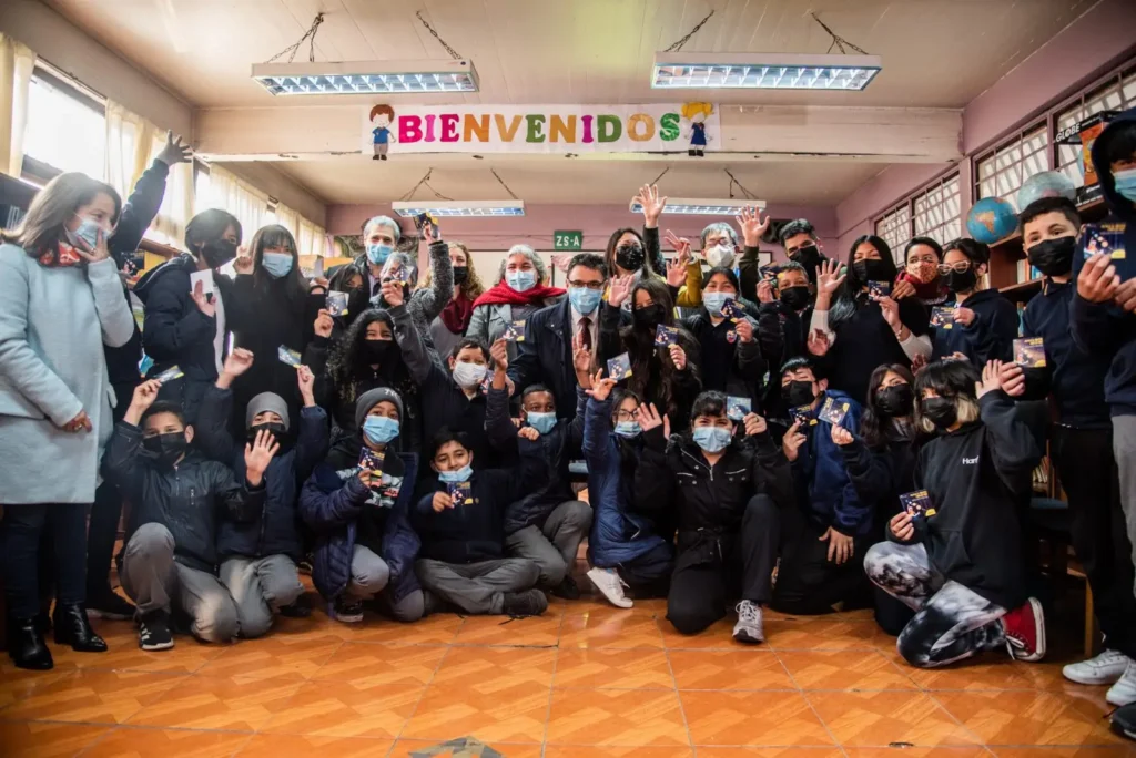 Ministro de Ciencia entrega 1.000 entradas al Planetario a colegio en barrio Meiggs