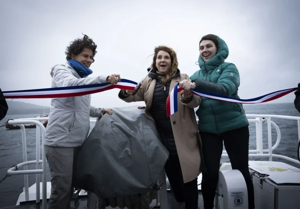 Ministra de Ciencia participa en la instalación de la primera “Boya Inteligente” para el monitoreo de ballenas