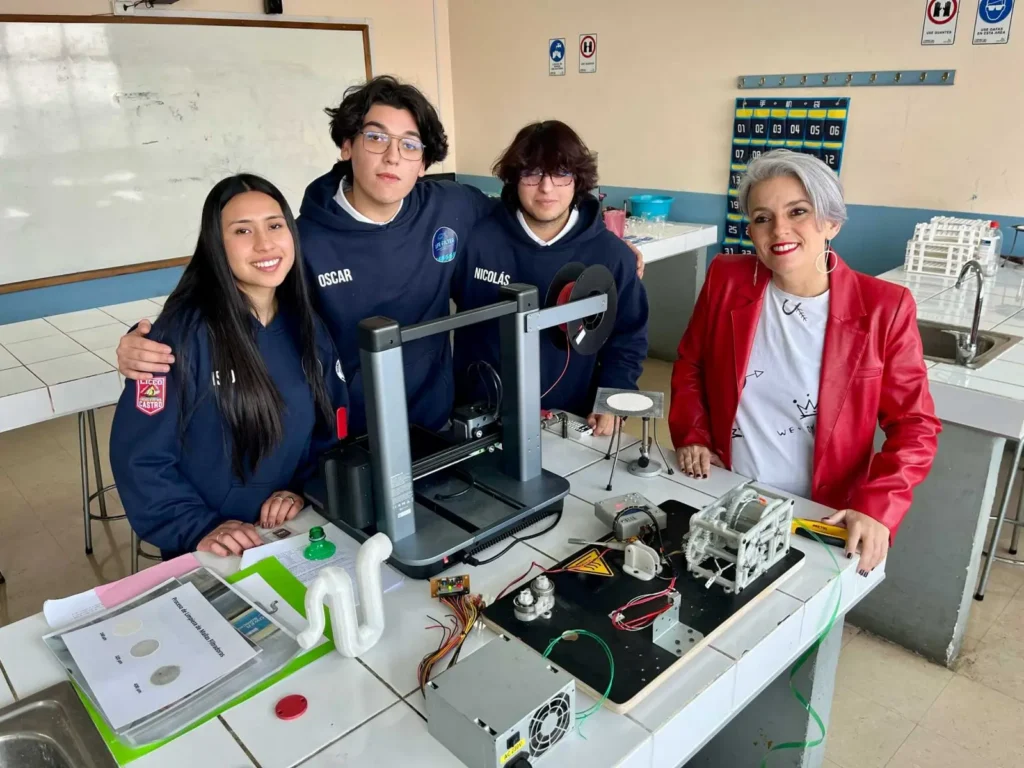Seremi de Ciencia destacó interesantes proyectos creados por estudiantes en su visita a Castro