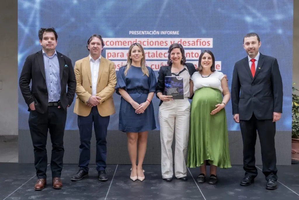 Chile quiere liderar la revolución cuántica: ministra de Ciencia recibe informe de comisión experta con 15 recomendaciones