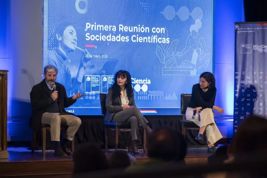 Más de 70 investigadores e investigadoras asisten a reunión de ministra de Ciencia con directivas de sociedades científicas